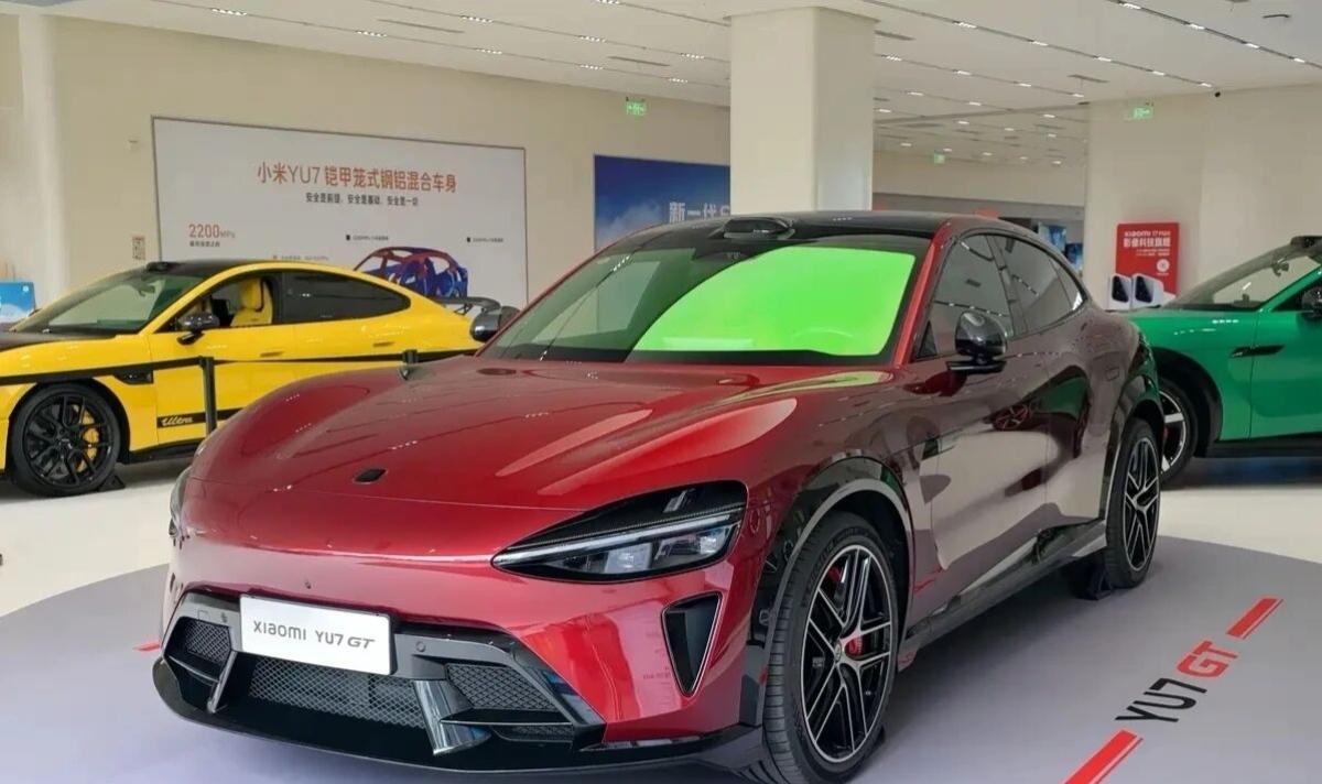 去店里摸了一把小米YU7GT，说几点大实话听说YU7GT到店了，趁着周末跑去