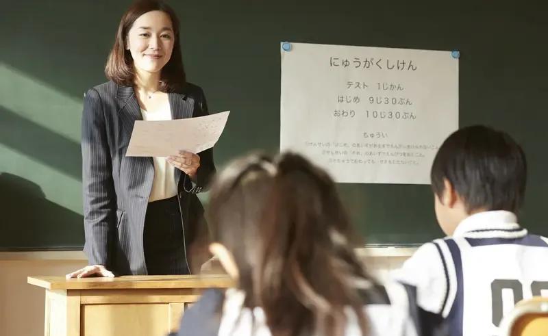 一位五十一岁的乡镇学校老师说，他们学校六十多个老师，活在冯友兰所说的人生两重境界