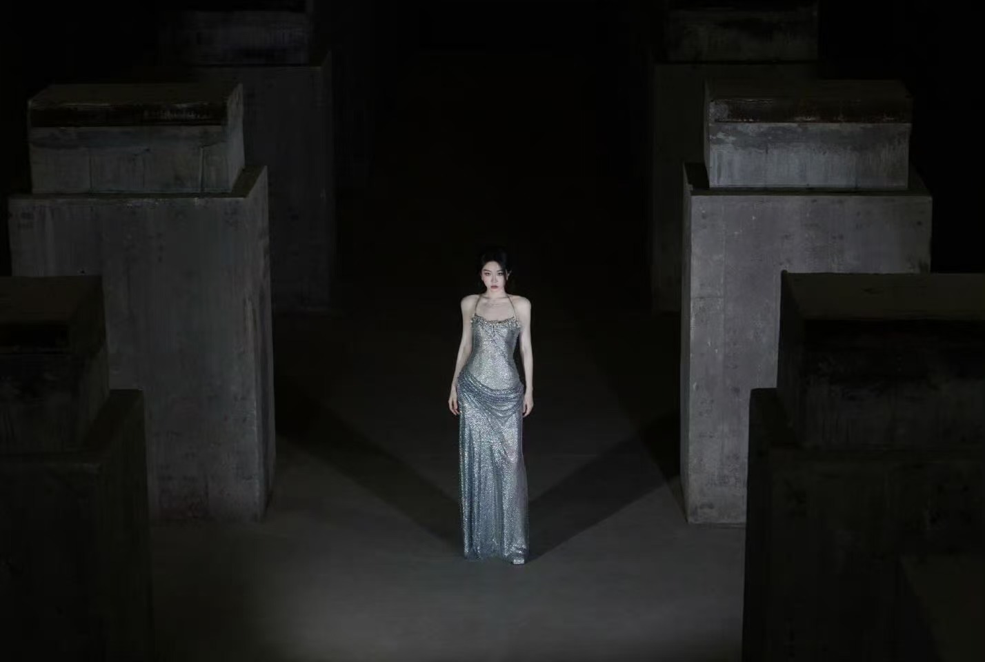时尚32周年时尚之夜喻言亮相时尚之夜，银闪抹胸裙配击剑道具，暗黑氛围里演绎冷冽