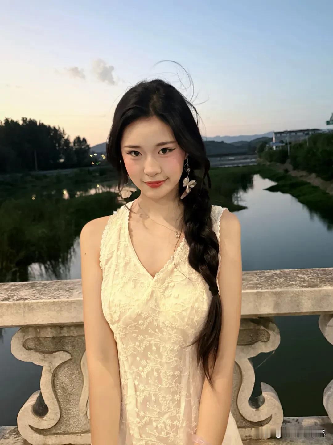 夕阳洒金，河畔独行。风撩发梢，心事随波轻淌。这一刻，喧嚣褪去，只余温