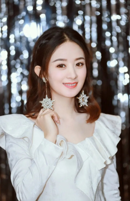 在一次晚会上，冯小刚身旁坐了个美丽动人的女明星，看起来名气挺大。冯小刚非常好奇，