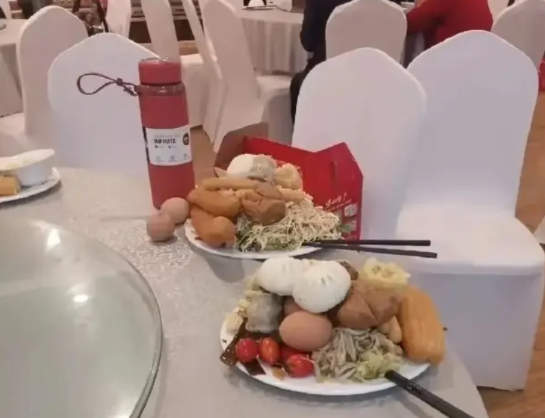 丢脸，真是丢脸……我与老公带孩子去云南旅行，入住的宾馆有提供免费自助早餐，今早