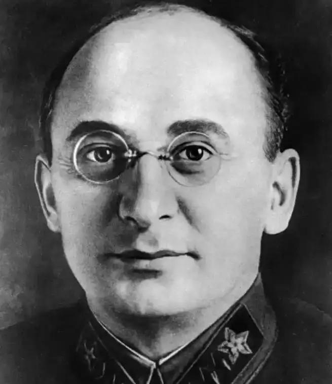 1953年斯大林刚闭眼，那个最不起眼的胖子，反手就给了贝利亚一枪，谁也没想到这个