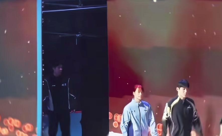 王队你这是弄啥嘞，怎么入个场也慢半拍。我说怎么直播时石洵瑶后边没人，原来你