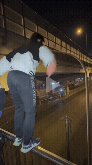 “父母看了，心都跳出来了！”现在的孩子胆子都这么大的嘛，多危险呀，不要为了一时证
