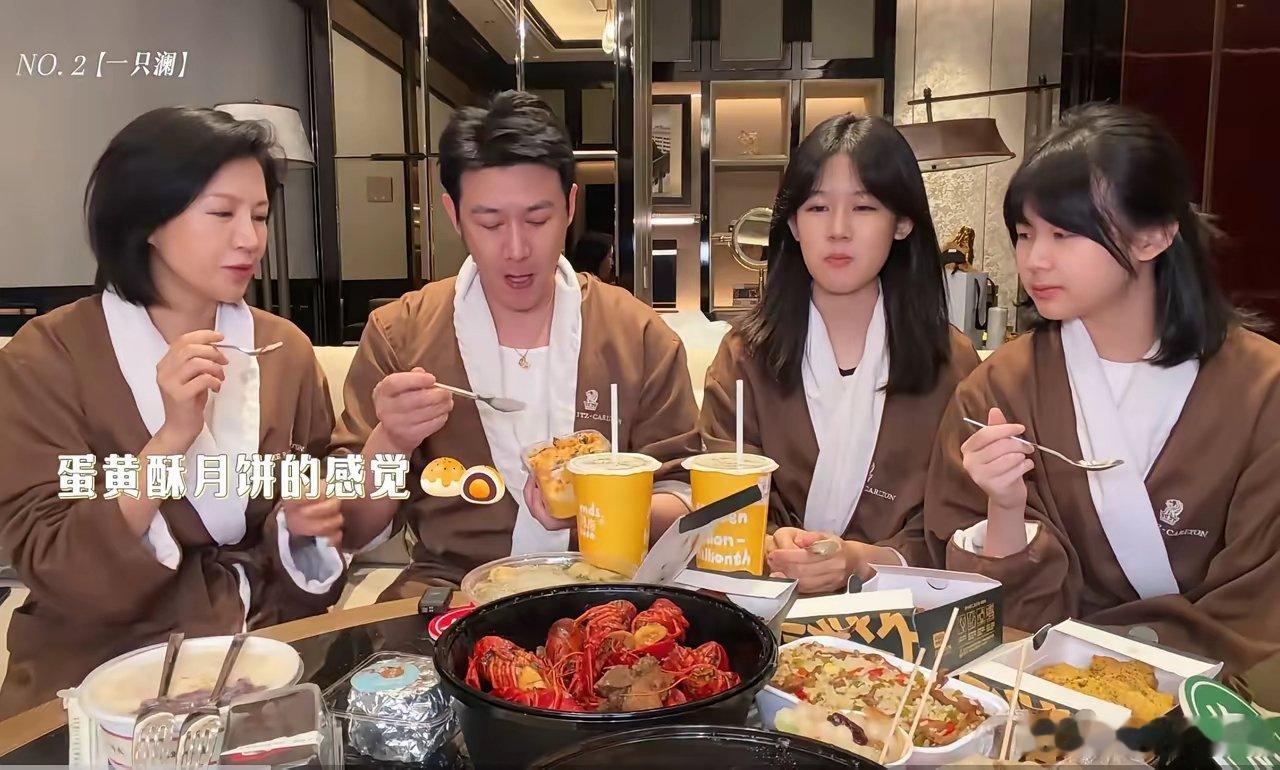 陆毅和老婆鲍蕾，开启了吃播模式。他们在南京点了一堆外卖，带着两个女儿，吃得特别起