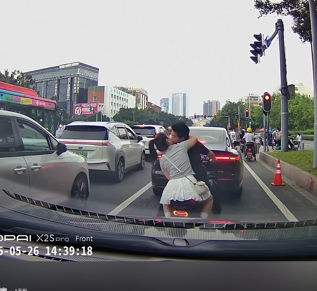 让你亲，这下遭报应了吧