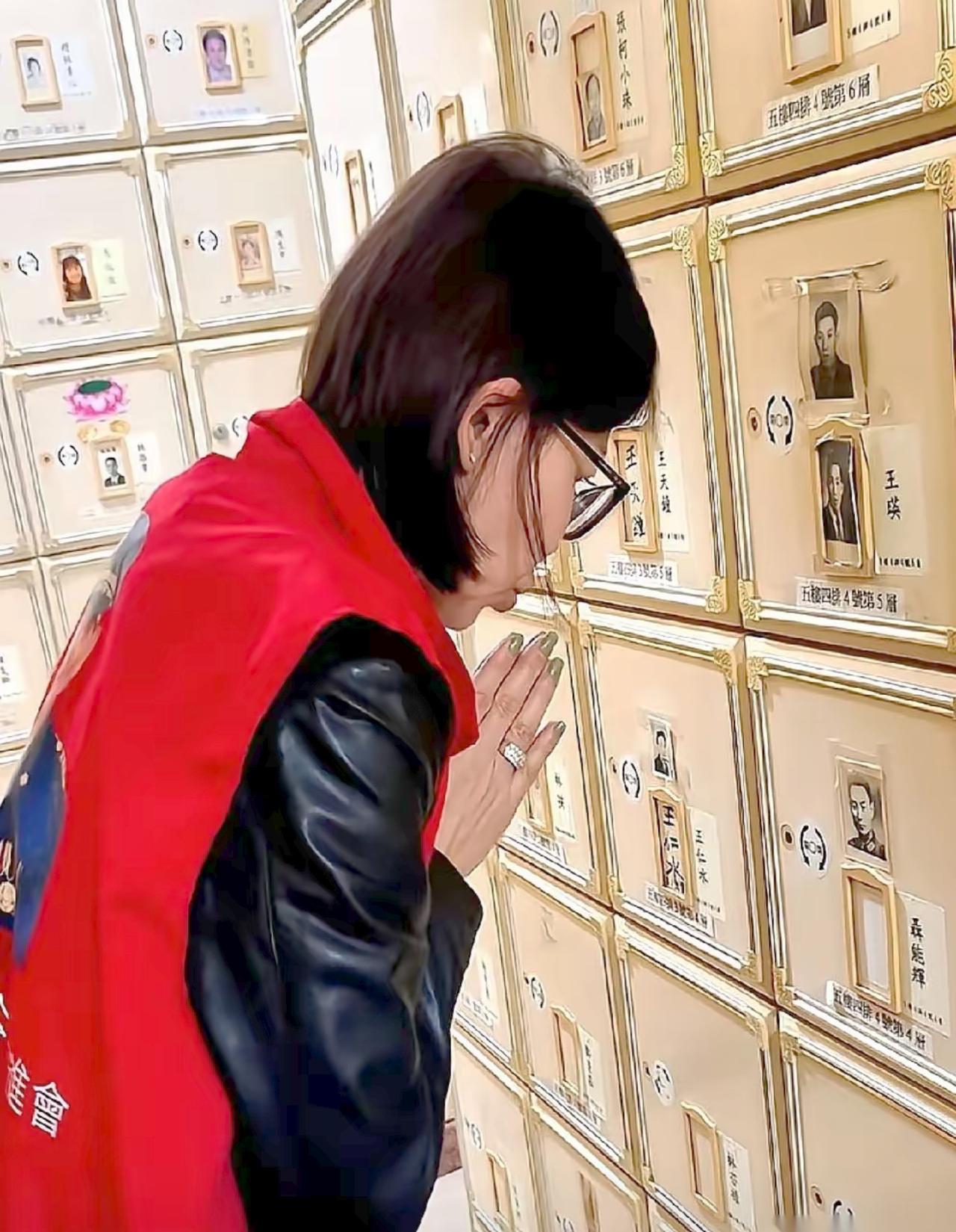 这事儿炸裂了。在台北，国军名将胡琏的亲孙女，对着我党烈士聂曦的骨灰说：请保佑我