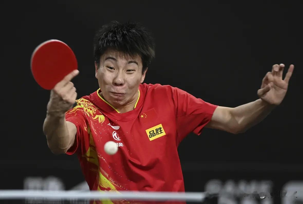 徐瑛彬笑死我了！闫安说:有次徐瑛彬非常高兴，因为有球迷终于找他签名了！