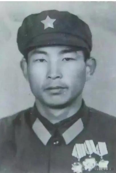 “投降吧，饶你不死！”1980年，小战士被越军包围，又赶上子弹打光了。他拔出刺刀