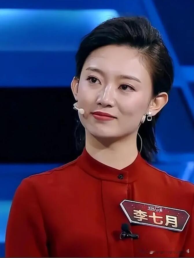 她真的太美啦，主持界里的天花板，端庄优雅，冰清玉洁，皮肤白皙水灵，颜值比龙洋高。