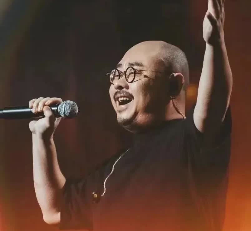 刀郎真的是一个很有爱的人，6月22日在重庆结束的这场演唱会，由于是自己的生日，他