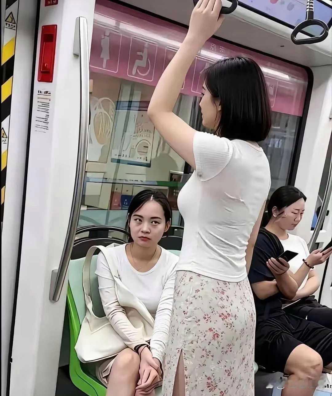 地铁上的一幕，这眼神是什么意思？