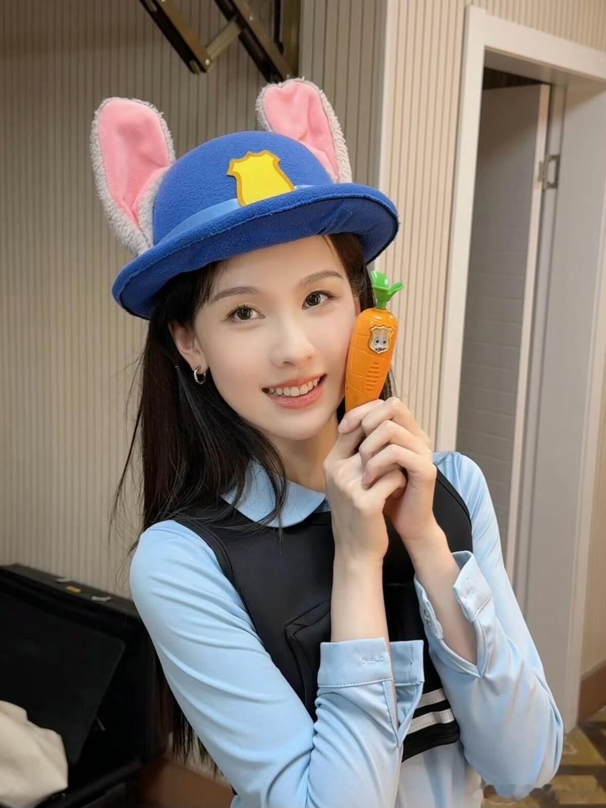 陈都灵嘟嘟牌兔子警官🐰太可爱啦！！！陈都灵简直就是甜美的神，太治愈了！陈都