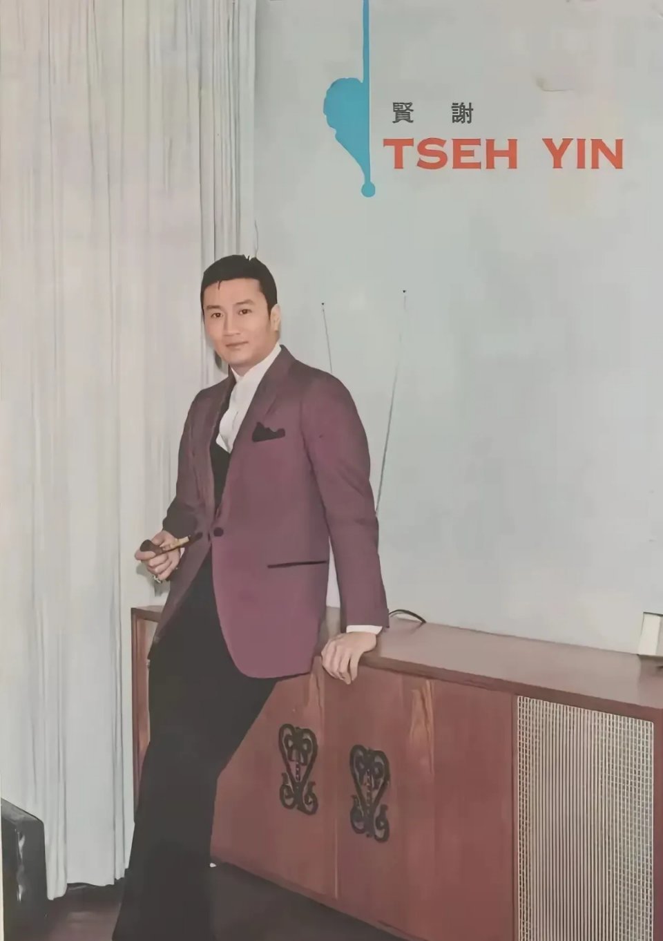这个照片中的谢贤，正是他三十余岁时的样子——身躯魁梧挺拔，一头浓密黑发与剑眉相映