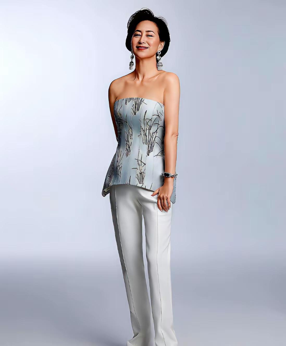 澳门何家气数尽了？这话听听就行。64岁的何超琼还在美高梅和信德之间连轴转，