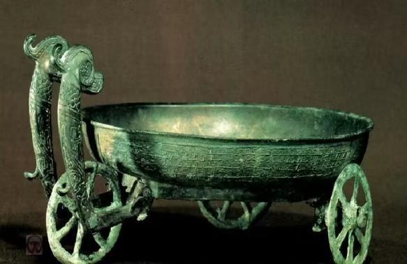 1957年，江苏淹城一老人挖完淤泥刚回到家，邻居就敲响他家的门，问他: