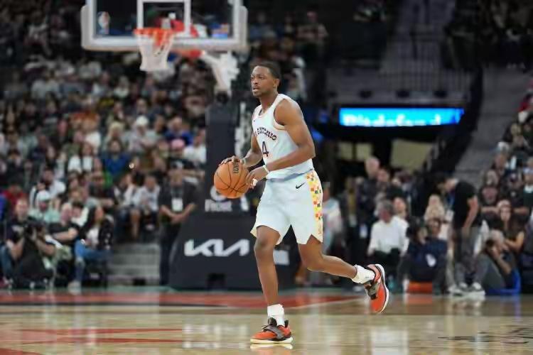 福克斯复出，马刺迎来完整阵容，目前战绩西部第三，要结束重建了。一、马刺的阵容