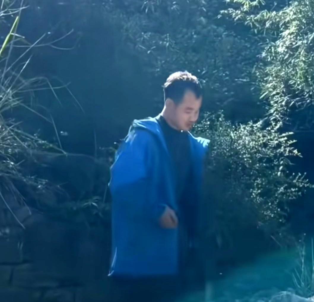 苗王这趟找食物的路，刀疤哥在溪边悠闲地吃着锅里的好东西，苗王只能攥着手里的野