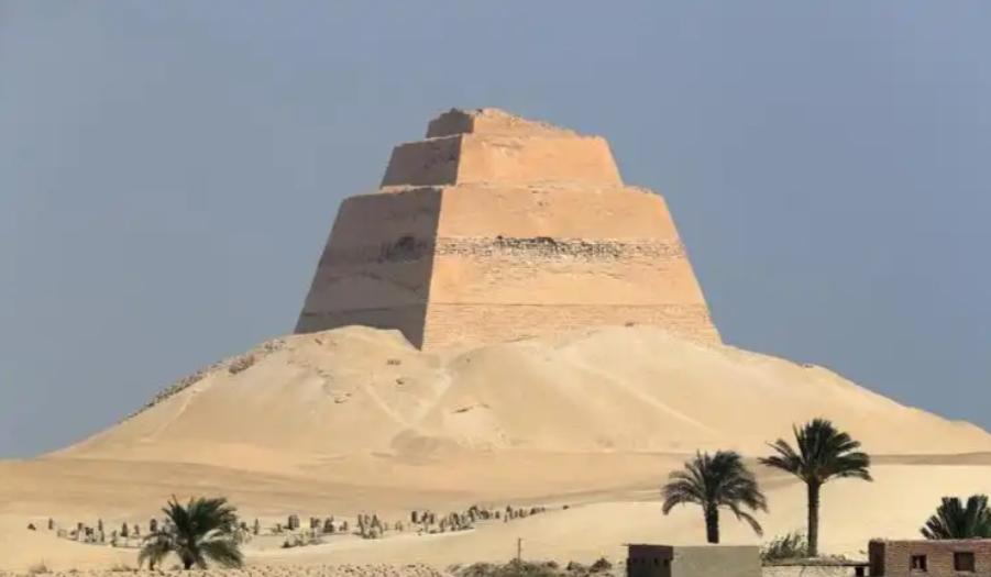 美杜姆金字塔是埃及最令人困惑的古代建筑之一，其名字仅源于所在地区，无明确铭文或王