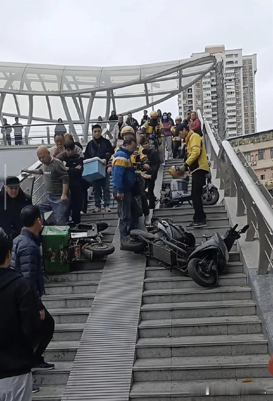 天桥上的外卖员对峙！为小事互不相让，讨生活的人何苦为难彼此？天桥台阶上的一