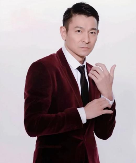 主持人问王晶:"刘德华保持长红的秘诀是什么？他从出道一直红到现在。"王晶说:"