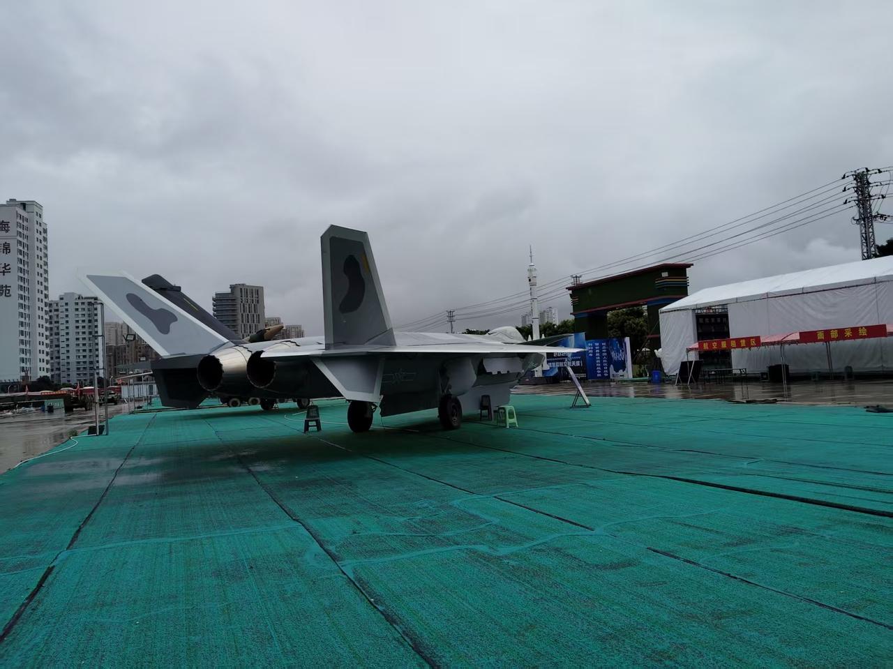 袋鼠:我宣布，以后我有事就是脚盆鸡有事。东方龙: