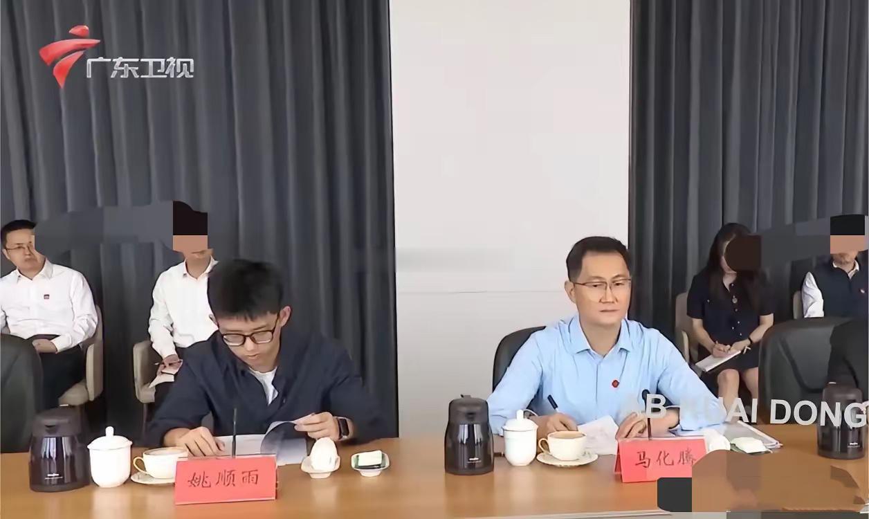 腾讯总部开调研座谈会，坐在马化腾身边的小伙子来头不小。他戴一副黑框眼镜，脸看着还透着股稚嫩气，年纪特