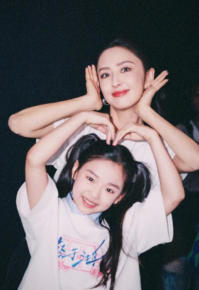 董璇女儿小酒窝都开始拍电影了主要还是得益于干妈佟丽娅的运作，佟丽娅虽然这几年热