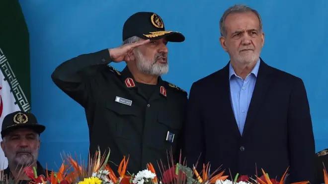 都以为桌子都摆好了，就等握手了。结果一扭脸，一万大兵、两艘军舰，直接开赴中东。这