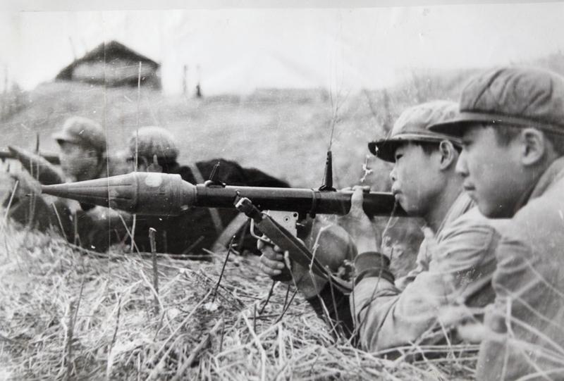 上世纪七十年代，每个民兵连都配备有几十条半自动步枪，连排长甚至可以把枪带回家。当