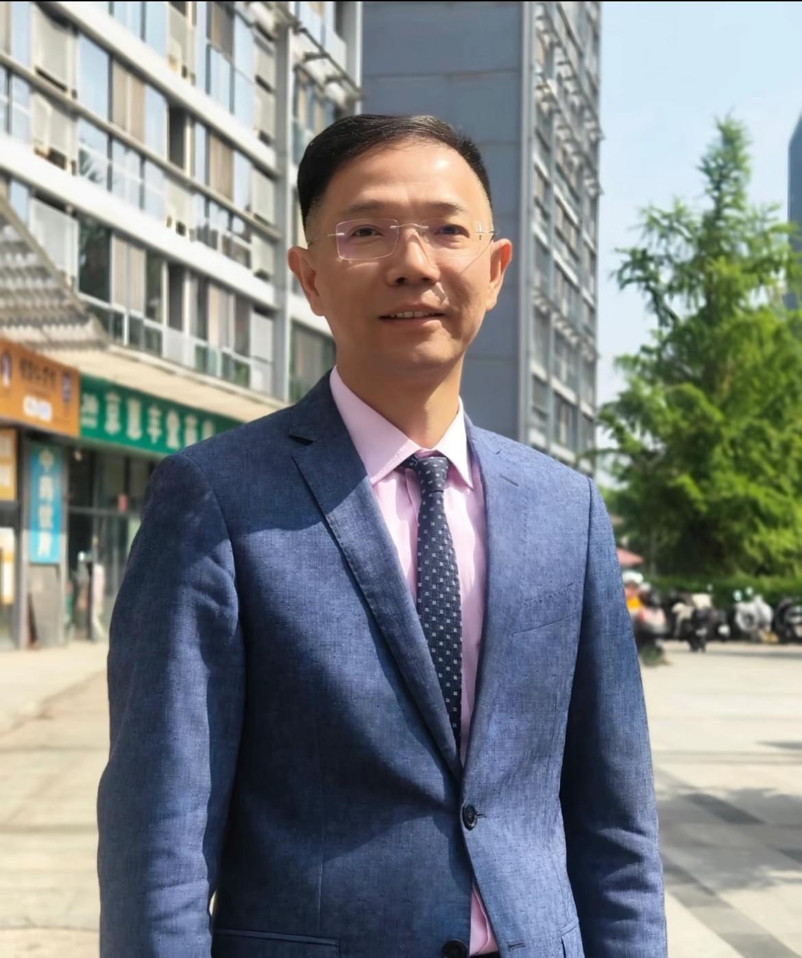 真的绝了！李律这次又挖到了猛料！为了一个线索，他能有多拼？大冷天里，李律在车