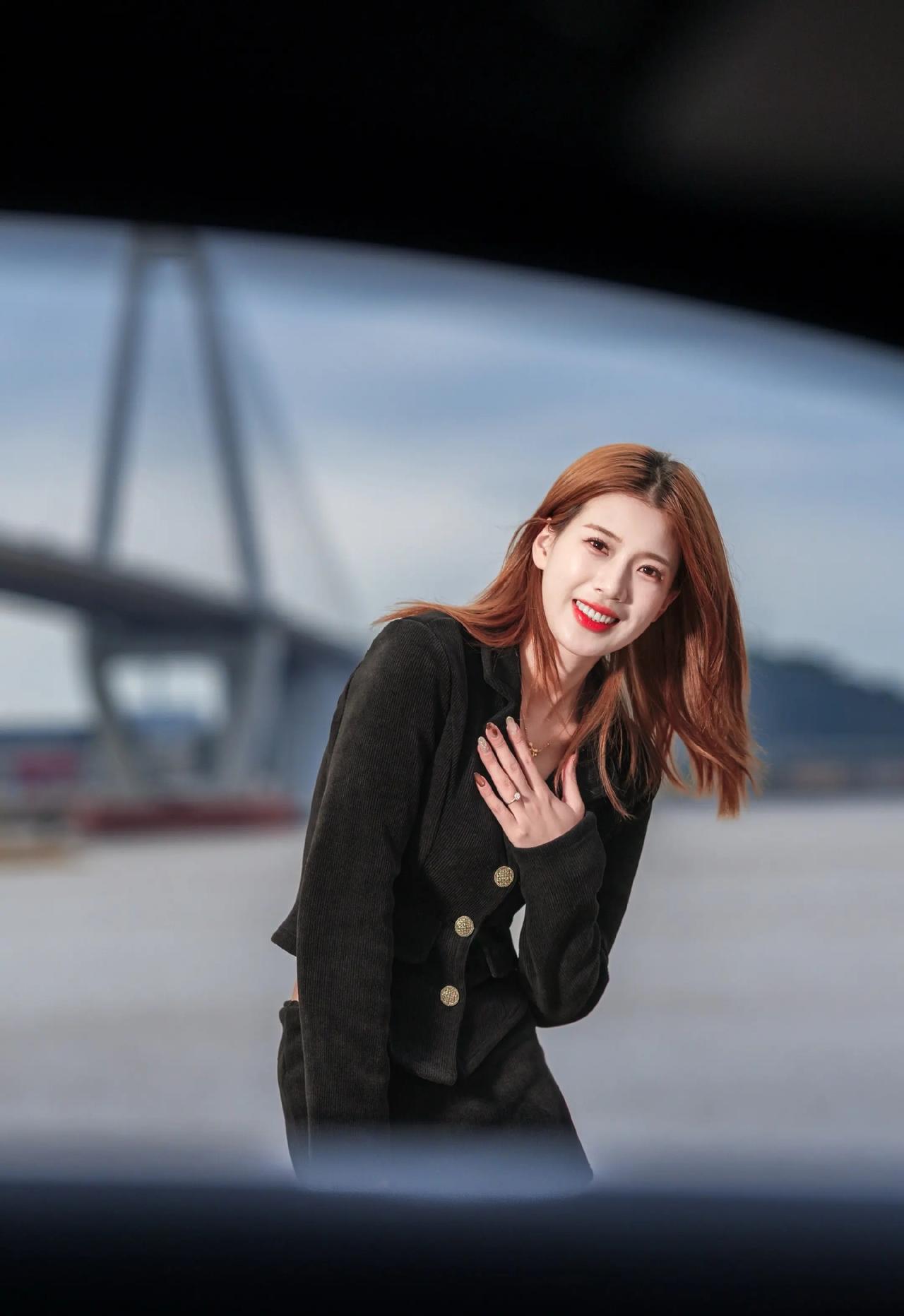 这套穿搭是酷飒甜美的黑色灯芯绒西装套装风，把职场干练和轻熟感平衡得很出彩。黑色灯