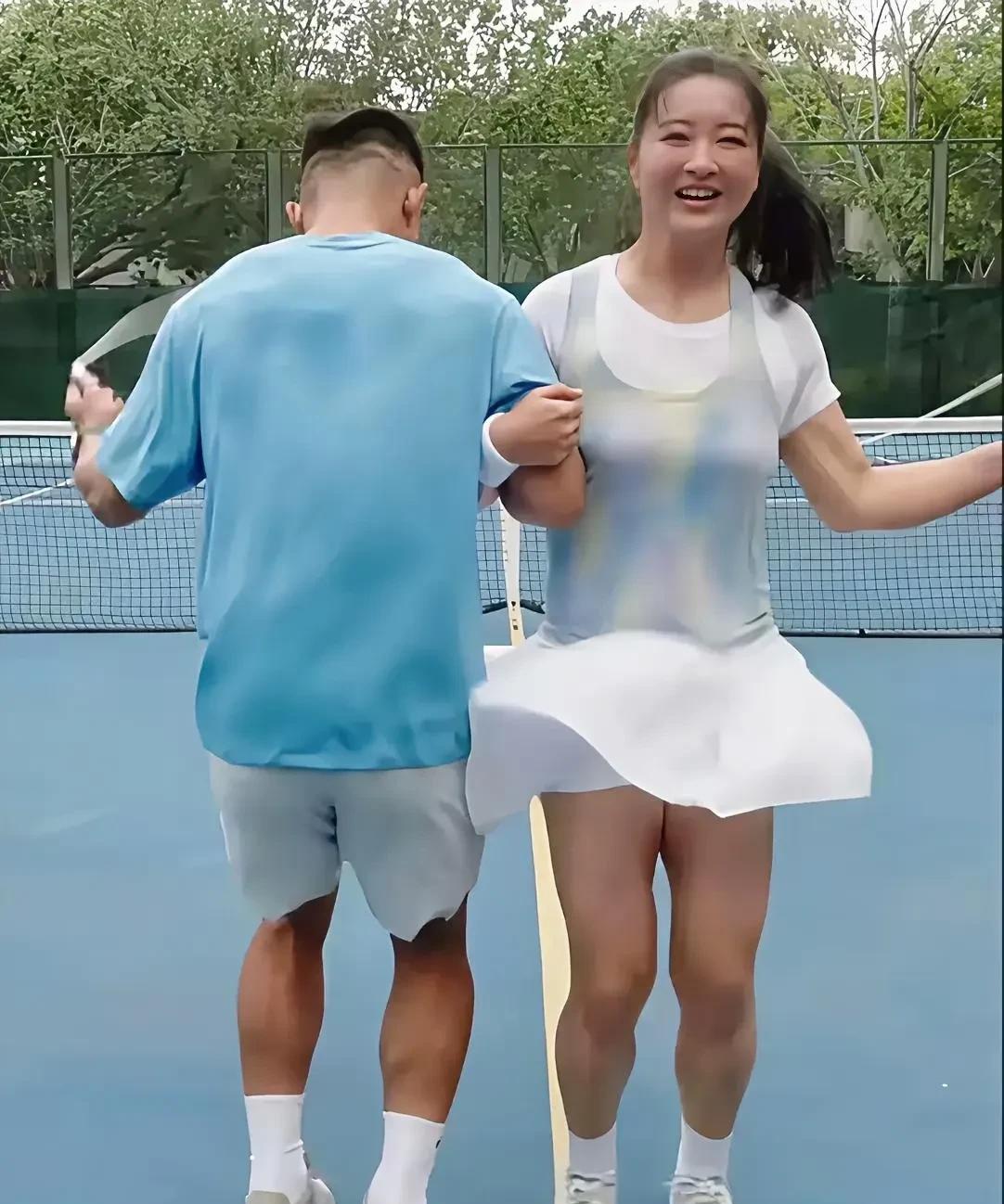 贾玲，如今只能看脸，下半身胯宽，臀大，腿粗，脚肥。照片中，贾玲身穿白色运动服，手