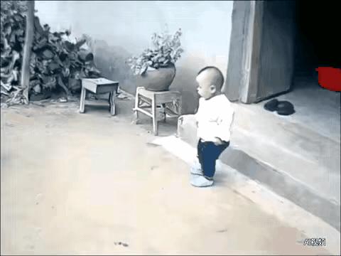 惊人的一幕。一个小孩站在坝子玩，一个猴子跑过来，就要攻击小孩，小孩被吓后退几步，