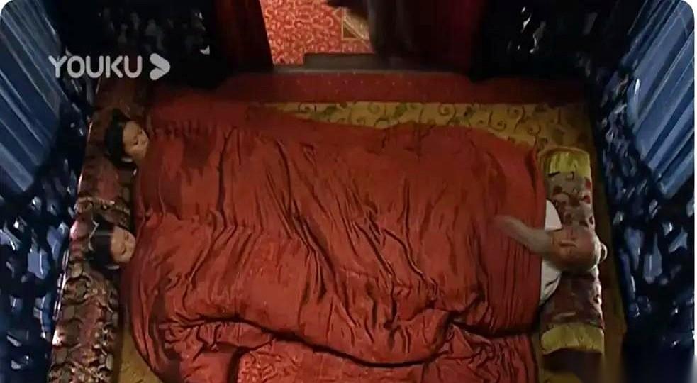 权力玩到极致是啥样？不是让你顿顿山珍海味，也不是给你盖个金銮殿。是把人，活生