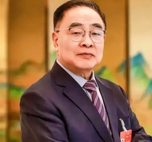 尼采：“与恶龙缠斗过久，自身亦成为恶龙；凝视深渊过久，深渊将回以凝视。”