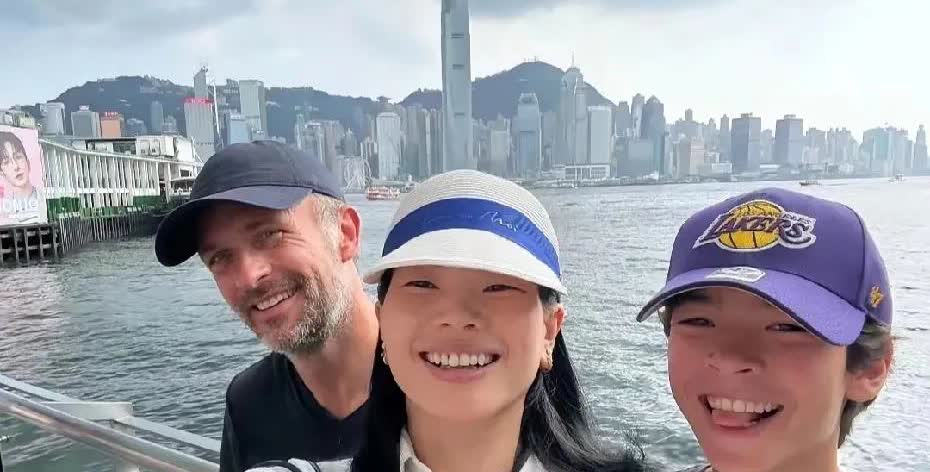“丑模”吕燕带法国老公旅游，夫妻间隔20岁，13岁儿子身高超170