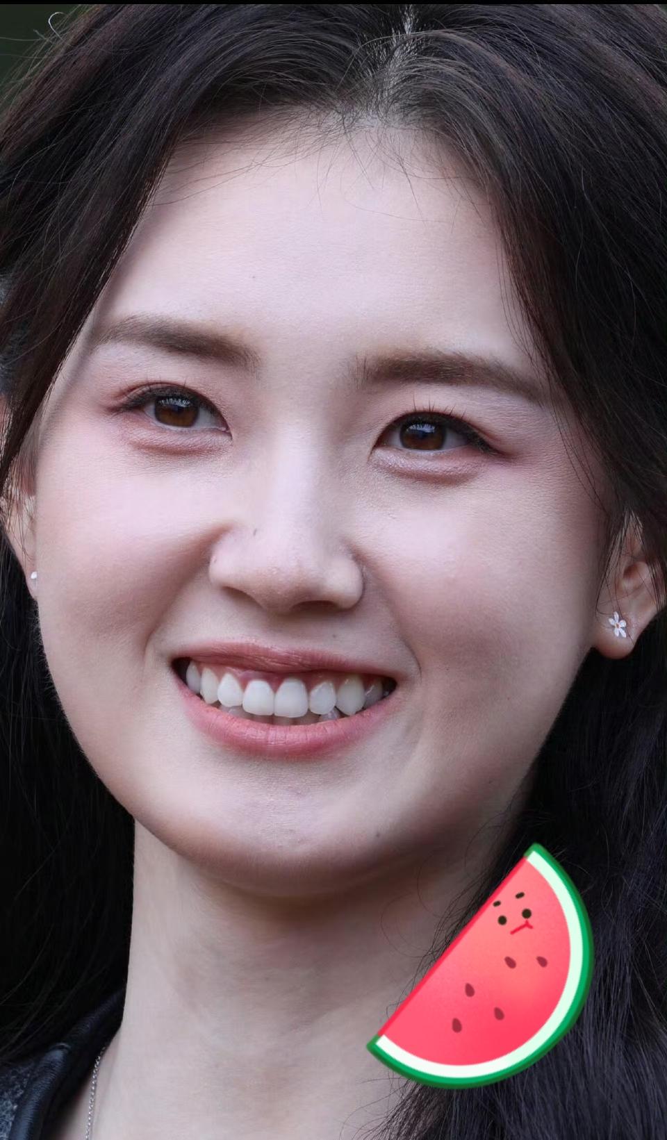 抗住内娱代拍的短剧顶流颜值水准，郭宇欣新戏开机现场路透照片，脸上没有瑕疵，连干燥