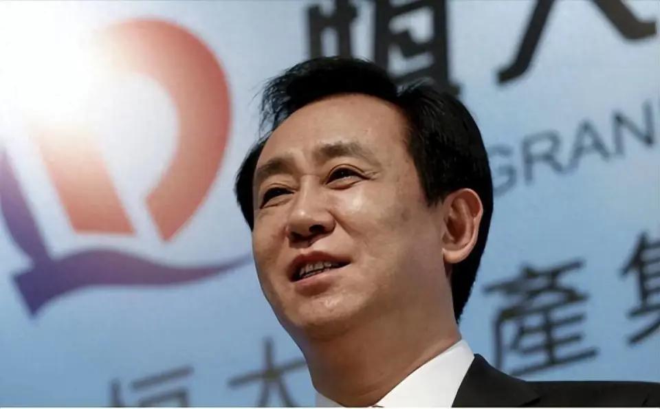 这个巨坑的钱，能填回来几成？许家印当庭认罪，巨额资产全球冻结，前妻在伦敦遭限额花