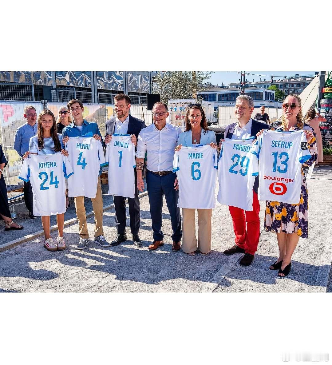 丹麦王室🇩🇰8月18日，玛丽王妃和两个娃亨里克伯爵、雅典娜女伯爵出席哥本哈