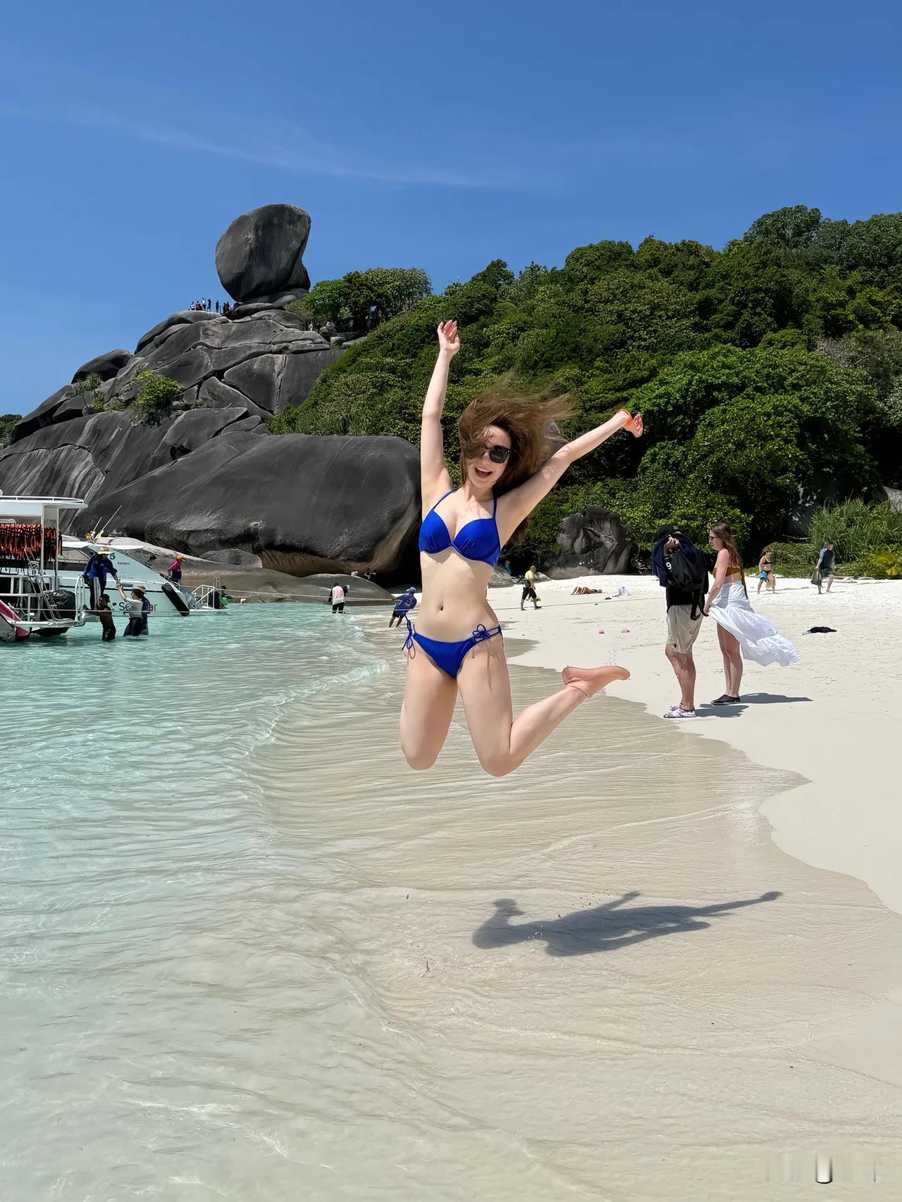 前妻找上门对前夫说，听说你现在一年能赚50万。前夫冷冷地说，跟你有什么关系？前妻