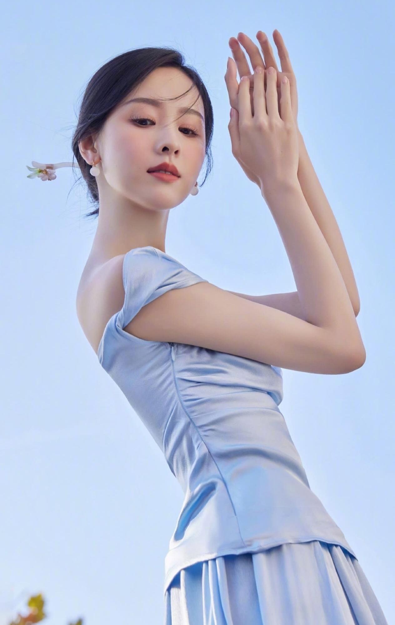 晴空作背景，浅蓝缎面勾勒温柔轮廓，干净又治愈，一袭冰蓝裙，接住整片天空的温柔， 