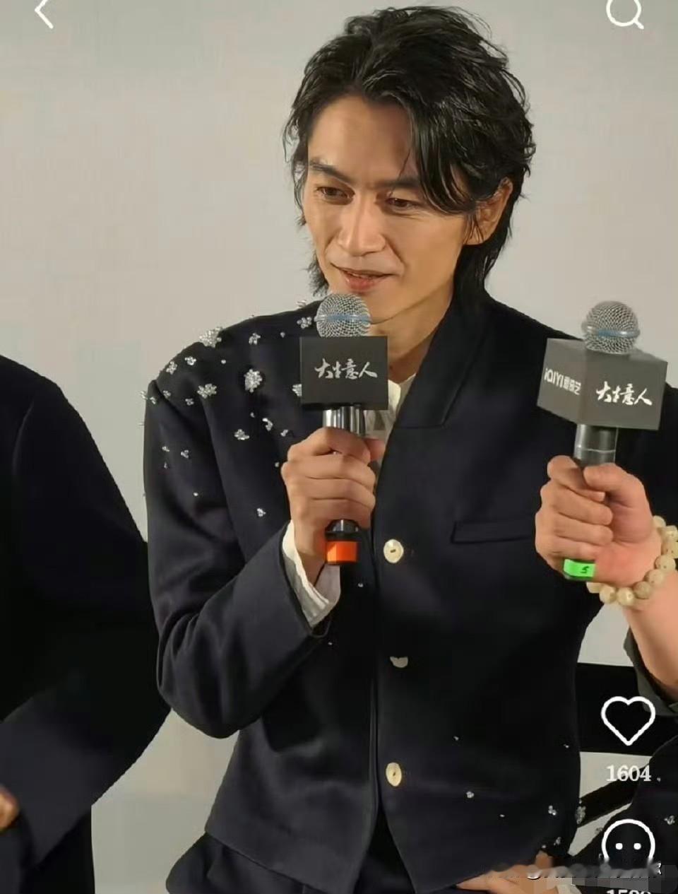 我问老公，怎么陈晓现在瘦得脸颊都凹进去了，比离婚那时候还显憔悴。我老公摇摇头