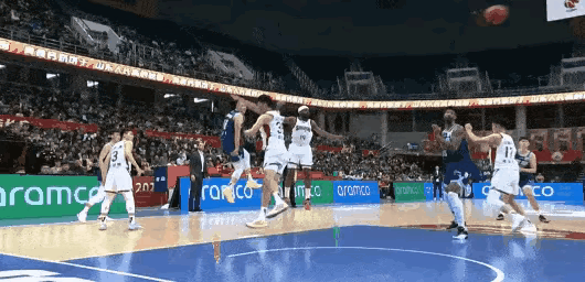 57裁判你出来解释一下吧！我们球迷对这图①图②的吹罚完全整不明白了。我相信中