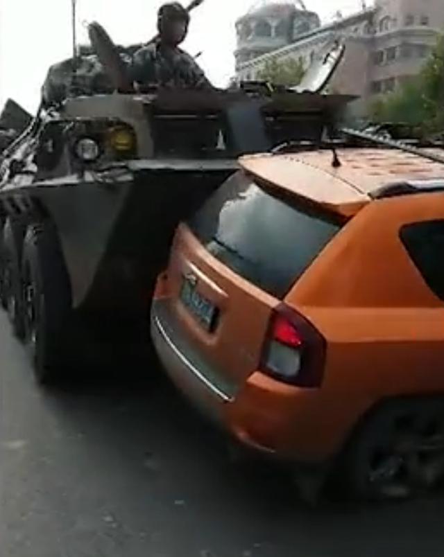 近日，重庆发生了一起令人啼笑皆非的交通事故。一辆“ICON”品牌的轿车因为违规掉