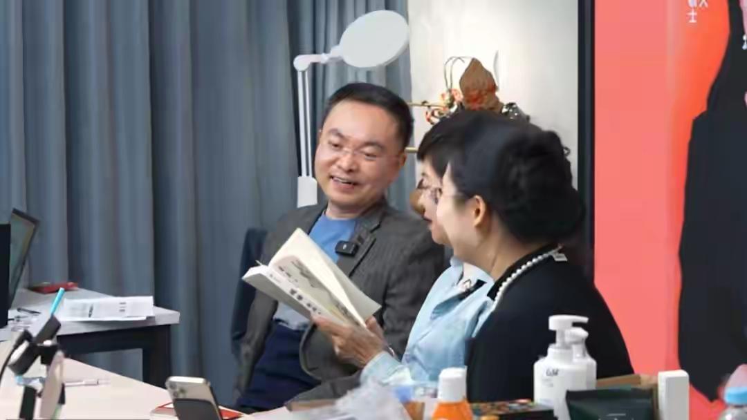 岳云鹏看望渐冻症的蔡磊，进门叫哥叫嫂子，教孩子打快板没架子！没错，这事儿这两
