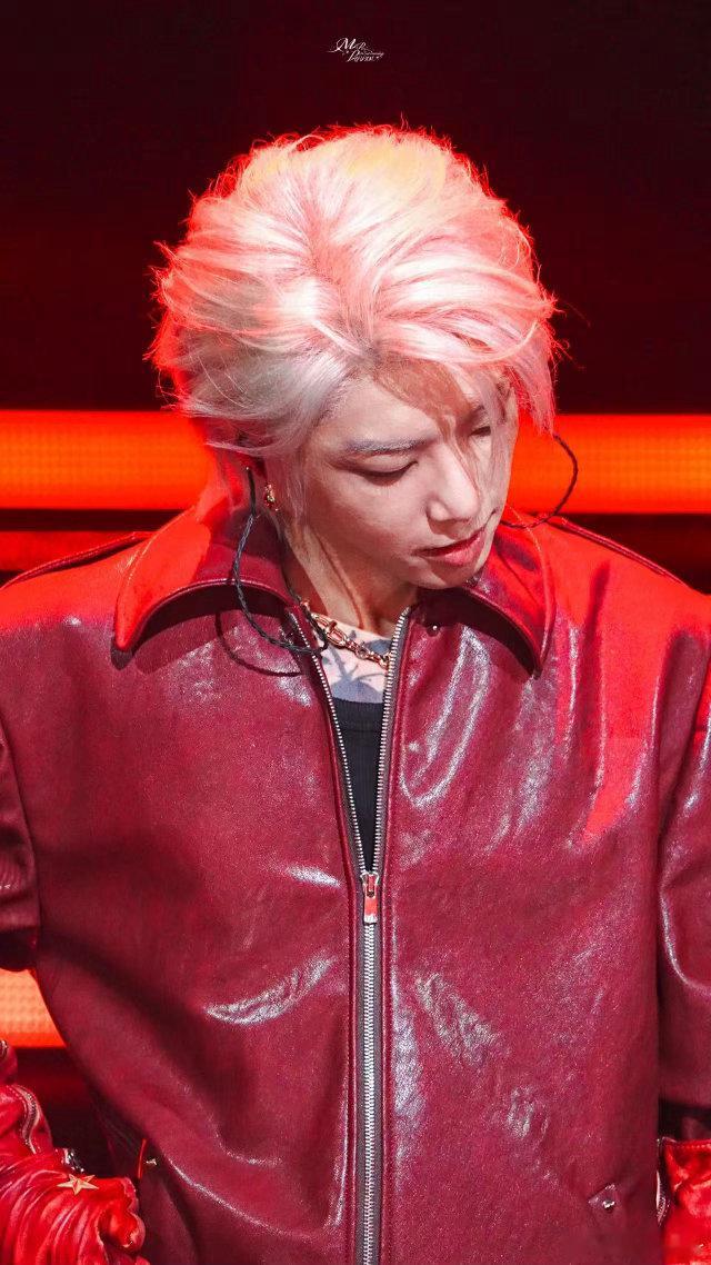 华晨宇电竞文男主有脸了华晨宇cos帅成啥样了谁能拒绝华晨宇的cos造型，白色卷发