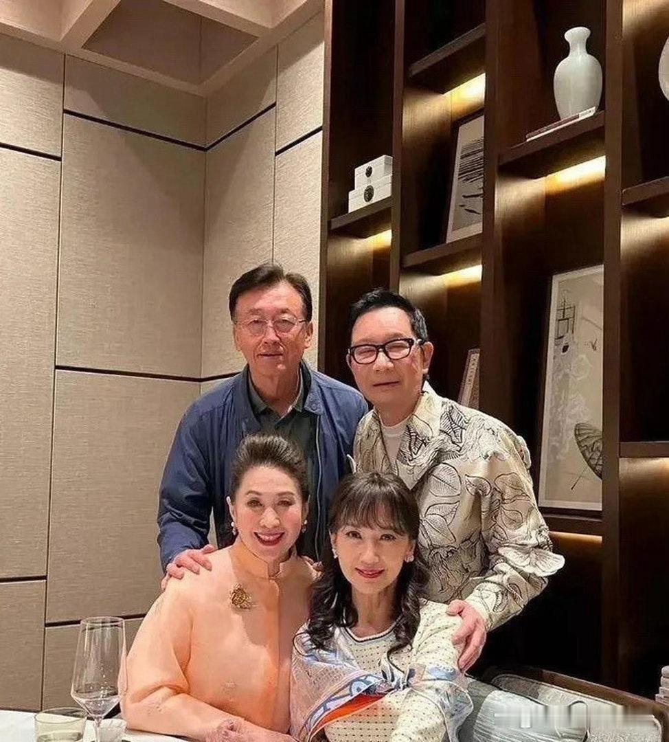 赵雅芝聚会素颜原图流出，无美颜加持尽显真实状态，尽显七十岁岁月质感。