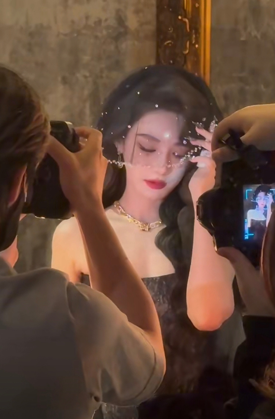 彭小苒也太有诚意了！听从网友投票选择佩戴黑色头纱亮相北影节红毯，清冷黑纱搭配精致